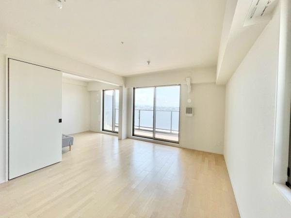 【居間・リビング】 | S.J.Cレジデンス | 室内にいても、たっぷりの陽光と爽やかな風を感じて頂ける、開放感あふれるリビングです。
ご家族と穏やかに過ごす、心地の良い時間が流れます。