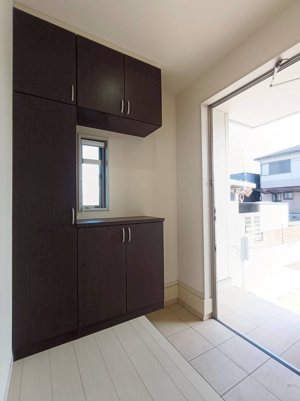 三郷市　彦沢1丁目　中古戸建　の玄関|収納充実の“住まいの顔”。第一印象もスマート