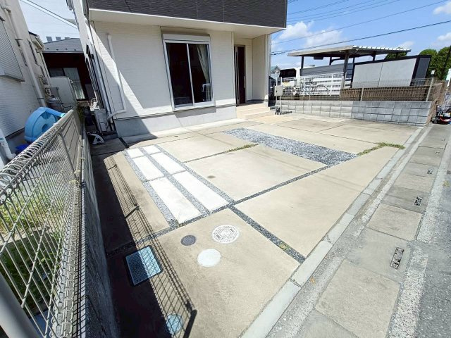 三郷市　彦沢1丁目　中古戸建　の駐車場|来客時にも対応できる、余裕ある駐車スペース