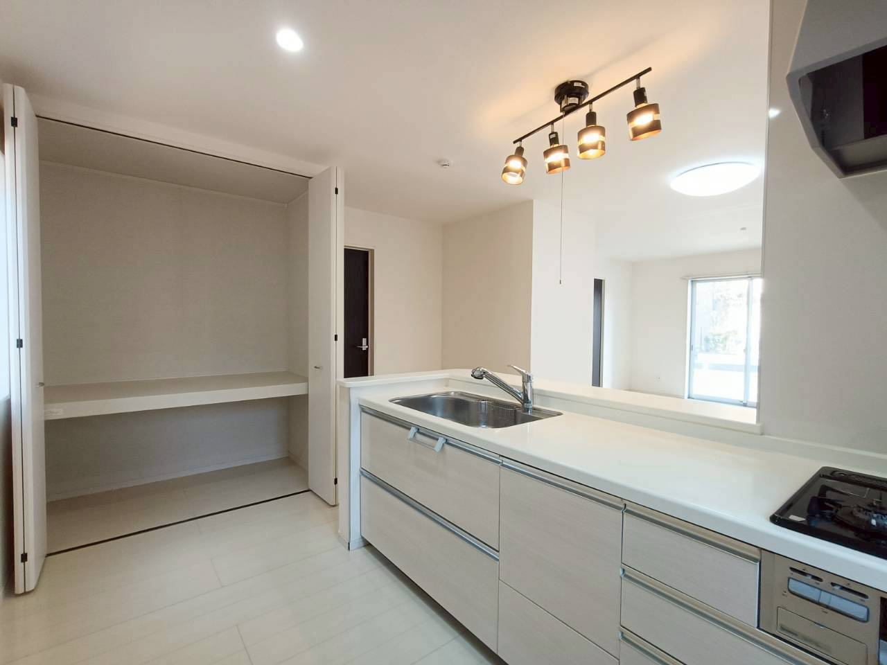 三郷市　彦沢1丁目　中古戸建　のキッチン|たっぷり収納×機能的動線。料理も片付けも快適