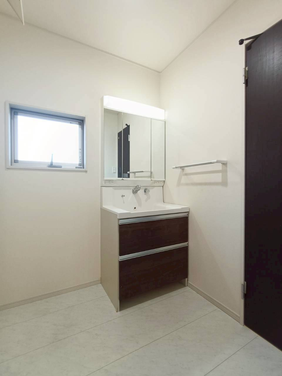 三郷市　彦沢1丁目　中古戸建　の洗面所|明るく清潔な洗面室で一日を気持ちよくスタート