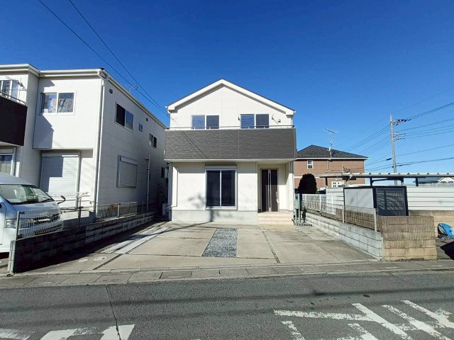 三郷市　彦沢1丁目　中古戸建　の前面道路含む現地写真|前面道路ゆったり。車の出し入れもストレスなし