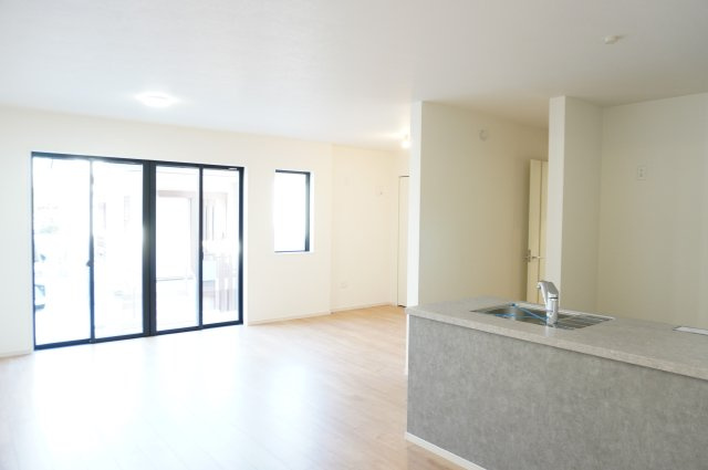 越谷市登戸町 新築分譲住宅の居間・リビング