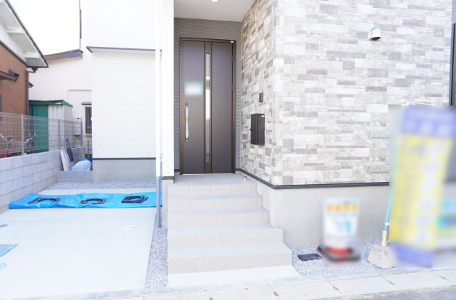 越谷市登戸町 新築分譲住宅の玄関