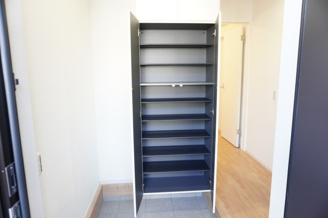 越谷市登戸町 新築分譲住宅の玄関