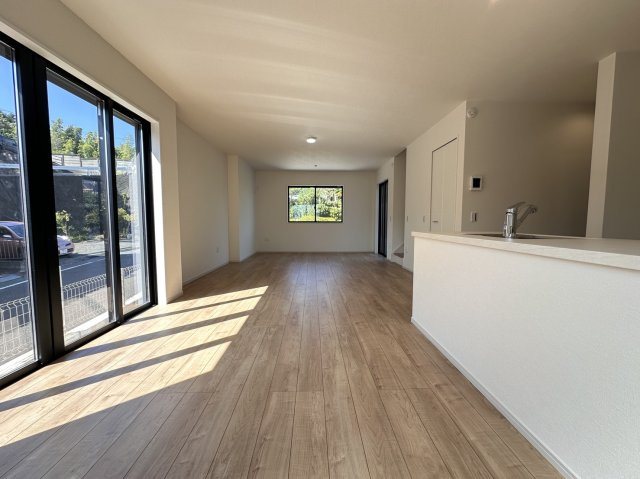 海老名市国分北3丁目  　全１棟の居間・リビング