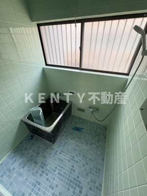 【浴室】 | 岸谷１丁目戸建 | 落ち着いた空間のお風呂です