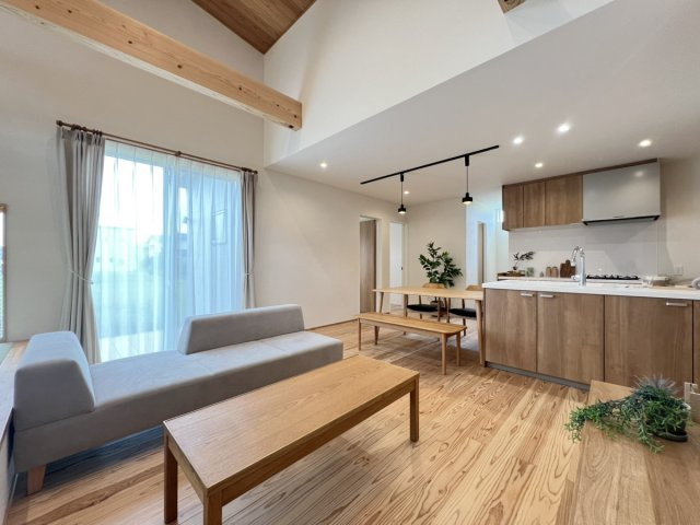松崎町戸建の居間・リビング