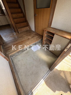 【玄関】 | 岸谷１丁目戸建 | 落ち着いた玄関です
