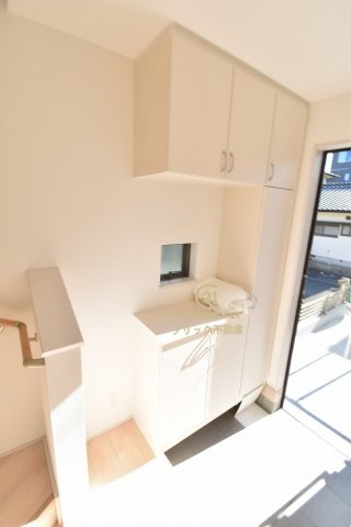 ハートフルタウン 　日立市森山町　３期　2の玄関|たっぷり入る玄関収納です！扉の中は可動棚ですので、用途に合わせて高さを自由に変えることができます。窓があるので湿気がこもりにくく明るいのも嬉しいです。