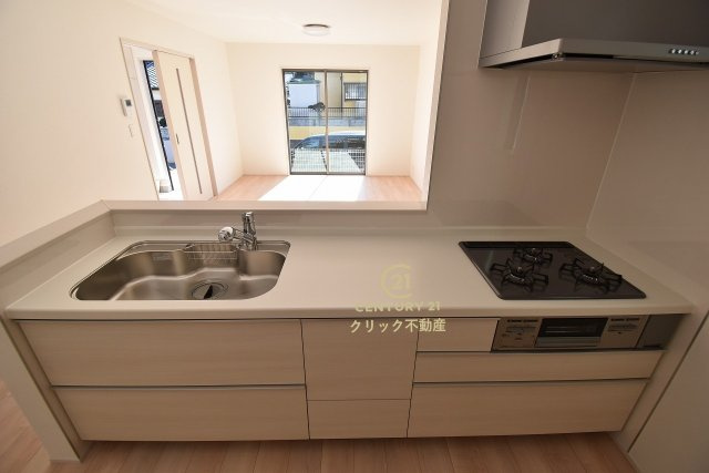 ハートフルタウン 　日立市森山町　３期　2のキッチン|キッチンからリビング全体が見渡せます。料理を作ることも、後片付けも、家族皆でまるごと楽しんでしまいましょう！会話がはずむ対面キッチンです。