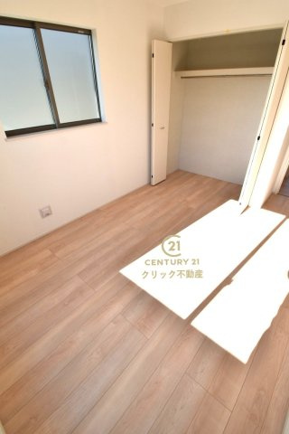 ハートフルタウン 　日立市森山町　３期　2の洋室|折戸を開くと壁面クローゼット。衣類が横一列に並ぶためひと目で洋服が選びやすい！衣類をたくさんお持ちの方もスッキリ片付きます♪