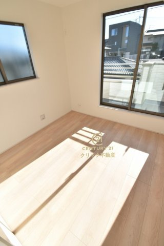 ハートフルタウン 　日立市森山町　３期　2の洋室|フローリングなので重い家具も置けます。カーテンと家具を揃えるなどして、お好みのインテリアを楽しむことができます。収納スペースは全室に配備しております。