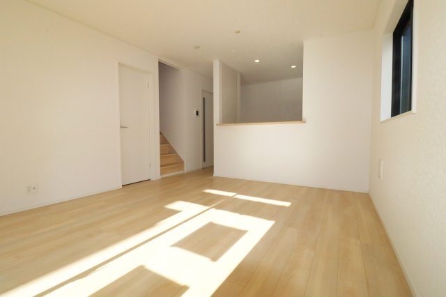 郡山市開成5丁目　　３号棟　　開成小学校、郡山第１中学区の居間・リビング