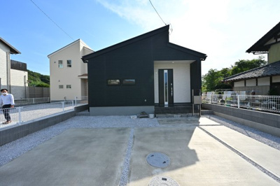 【駐車場】 | 太田市長手町第１　一建設　１号棟 | 並列駐車可能なカースペースです！お客様も遊びに来やすいですね♪