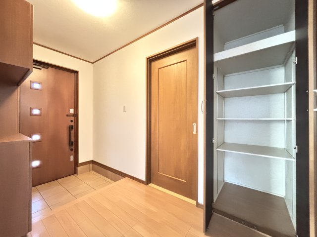 橿原小槻町の玄関|玄関上がってすぐ収納があります