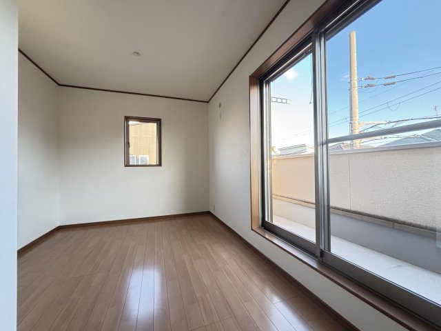 橿原小槻町の洋室|2部屋から行き来可能なバルコニー