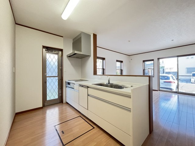 橿原小槻町のキッチン|勝手口付き対面式キッチン