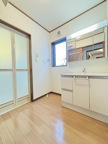 橿原小槻町の洗面所|窓付きで明るい洗面脱衣所です