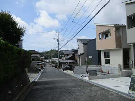 広島市佐伯区五月が丘5丁目　新築一戸建て(全2棟)の前面道路含む現地写真