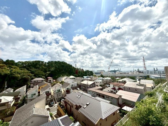 コスモ横浜本牧シーサイドテラスの展望|ChatGPT:

最上階から望む開放的な眺望。住宅街の先に広がる緑と港町の風景が重なり、空の広さを感じられる爽快な景色が魅力です。