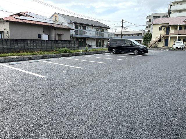 ラヴィ新八代の駐車場