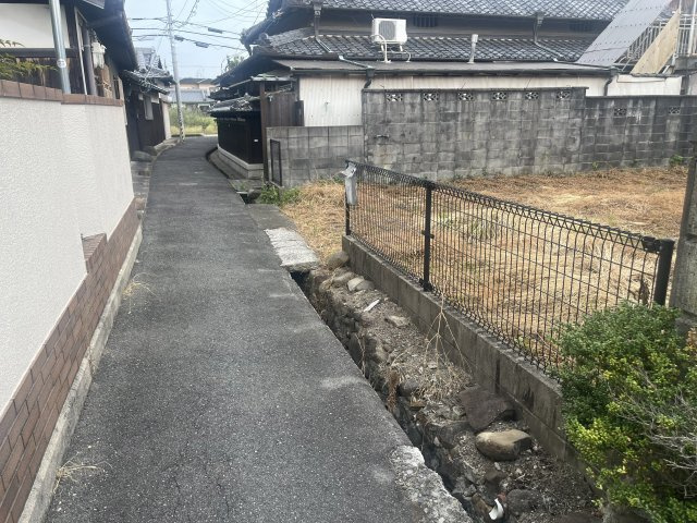 貝塚市名越　建築条件なし土地の前面道路含む現地写真