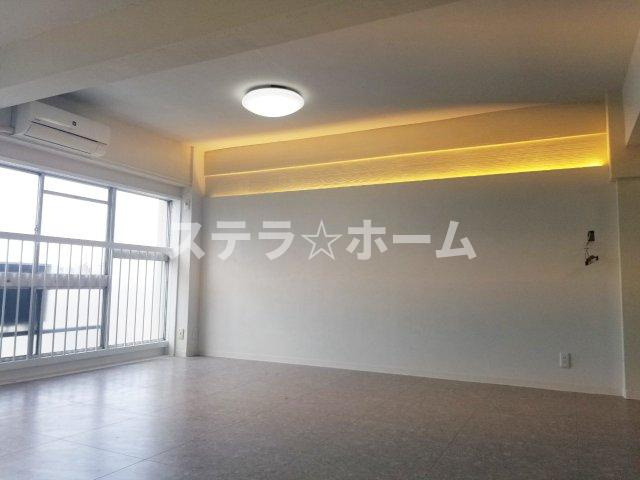 高倉第一コーポA棟の居間・リビング|こちらのリビングで趣味の時間をお楽しみください