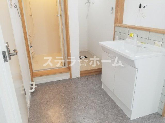 高倉第一コーポA棟の独立洗面台|独立洗面台あり、毎朝おしゃれに忙しい女性の方におすすめです