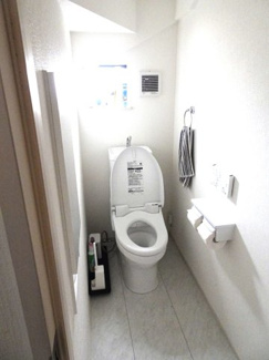 【トイレ】 | 中古　築浅　京王相模原線　JR横浜線　橋本駅　向原１ | 1階、２階どちらにも節水省エネ仕様のシャワートイレを採用しています。窓もあるので空気の入れ替えも楽にできます。ウォシュレット快適な空間を洗浄便座になっているので、とても清潔にお使いいただけます。