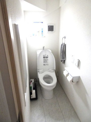 【トイレ】 | 中古　築浅　京王相模原線　JR横浜線　橋本駅　向原１ | 1階、２階どちらにも節水省エネ仕様のシャワートイレを採用しています。窓もあるので空気の入れ替えも楽にできます。ウォシュレット快適な空間を洗浄便座になっているので、とても清潔にお使いいただけます。