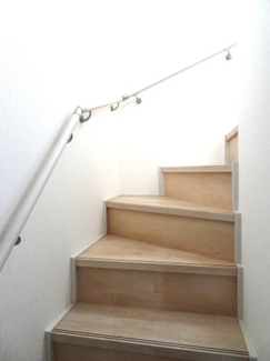 【内装】 | 中古　築浅　京王相模原線　JR横浜線　橋本駅　向原１ | 階段を上がり降りる時などに手すりがあり、小さなお子様やお年寄りの方にも安心です。

