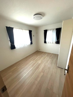 【洋室】 | 中古　築浅　京王相模原線　JR横浜線　橋本駅　向原１ | 大切なのは明るさと風通し、明るい日差しと心地よい風で自分のお部屋でくつろげる。
明るい色で統一された室内、気持ちも自然と明るく、お好きな色のカーテンをあわせて気分を
リラックス
