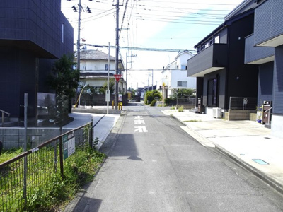 【前面道路含む現地写真】 | 中古　築浅　京王相模原線　JR横浜線　橋本駅　向原１ | 南側　4m公道　角地になっております。