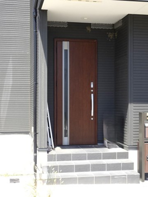 【玄関】 | 中古　築浅　京王相模原線　JR横浜線　橋本駅　向原１ | 玄関は家の顔でもあり、家族以外の目にも止まる場所です。玄関は外との間を仕切る扉、