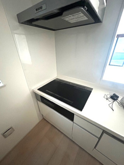 【キッチン】 | 中古　築浅　京王相模原線　JR横浜線　橋本駅　向原１ | 家事の中心であるキッチン、３口コンロがあると料理のレシピが広がり料理のスピードも上がります。