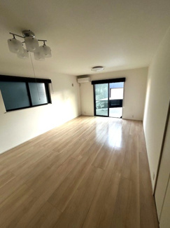 【居間・リビング】 | 中古　築浅　京王相模原線　JR横浜線　橋本駅　向原１ | 【ＬＤＫ】明るい色合いのリビングは、コントラストを意識することでスタイリッシュな空間を創造できます。