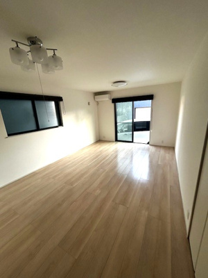 【居間・リビング】 | 中古　築浅　京王相模原線　JR横浜線　橋本駅　向原１ | 【ＬＤＫ】明るい色合いのリビングは、コントラストを意識することでスタイリッシュな空間を創造できます。