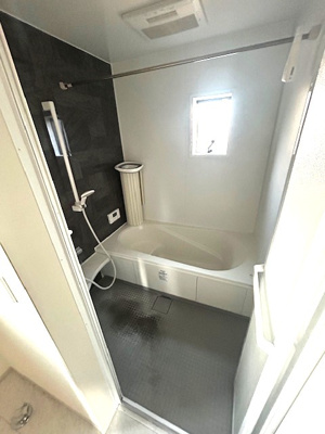 【浴室】 | 中古　築浅　京王相模原線　JR横浜線　橋本駅　向原１ | ゆったり入れるサイズのゆとりの空間をご用意しました。キッチンから浴室の温度管理できる機能を備えた操作コントローラーもありコミュニケーションも充実。一日の疲れを癒してくれるバスタイムをお届けします。