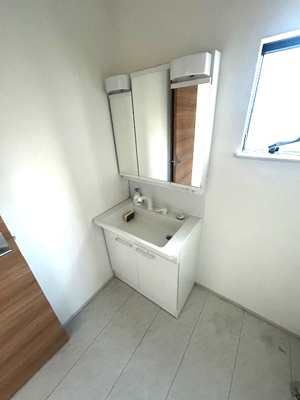 【独立洗面台】 | 中古　築浅　京王相模原線　JR横浜線　橋本駅　向原１ | シャンプードレッサーは朝の寝ぐせ直しの強い味方、朝のシャンプーや日々のお手入れにも便利なシャワー付き洗面化粧台です三面鏡仕様ご家族揃って身支度可能なゆとりの洗面室シンプルなスタイルの洗面化粧台です。