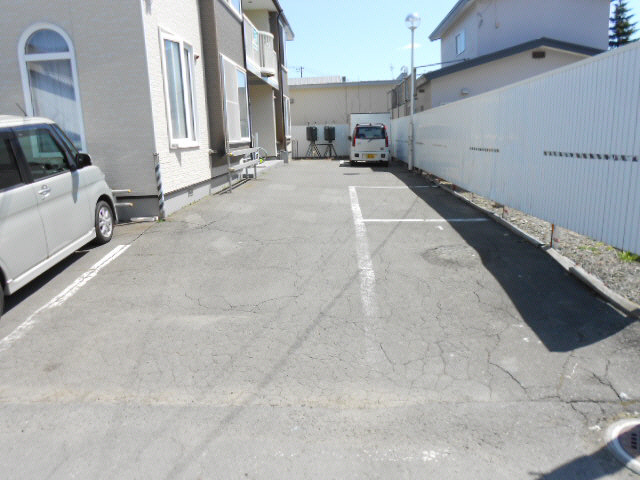 拓穂ハイツ（愛国東２－２１）の駐車場