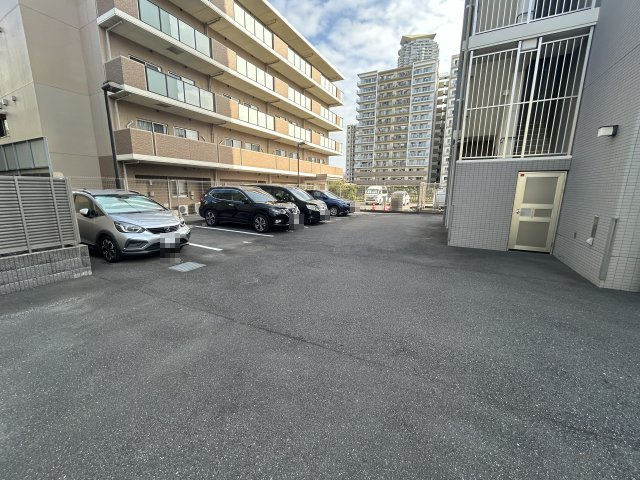 コンフォリア川口本町の駐車場
