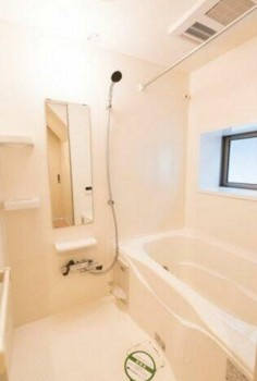 【寝室】 | 東中野テラス | 追い焚き機能、浴室乾燥機付きバス。