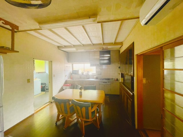 入間市西三ツ木中古住宅　倉庫+離れ付きの居間・リビング