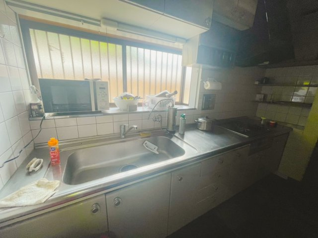 入間市西三ツ木中古住宅　倉庫+離れ付きのキッチン