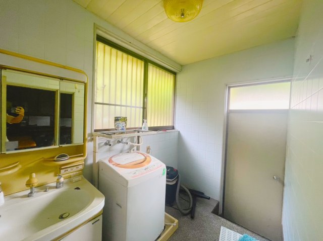 入間市西三ツ木中古住宅　倉庫+離れ付きの洗面所