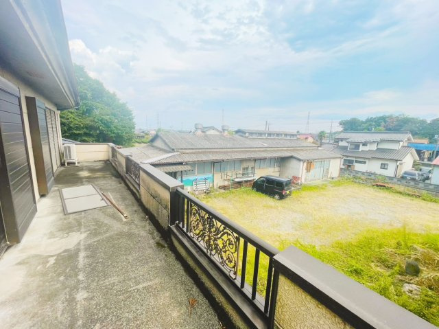 入間市西三ツ木中古住宅　倉庫+離れ付きのバルコニー