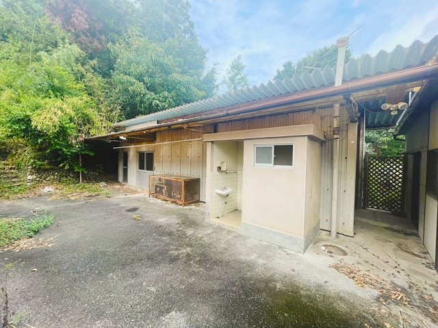 入間市西三ツ木中古住宅　倉庫+離れ付きのトイレ