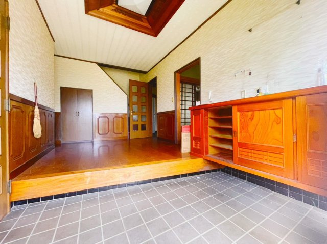 入間市西三ツ木中古住宅　倉庫+離れ付きの玄関