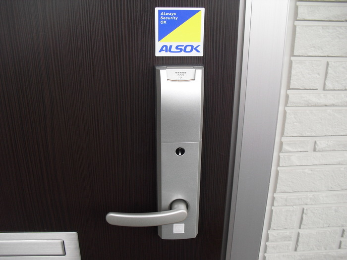 プログレスⅠA棟の玄関|カードキー仕様の玄関です♪